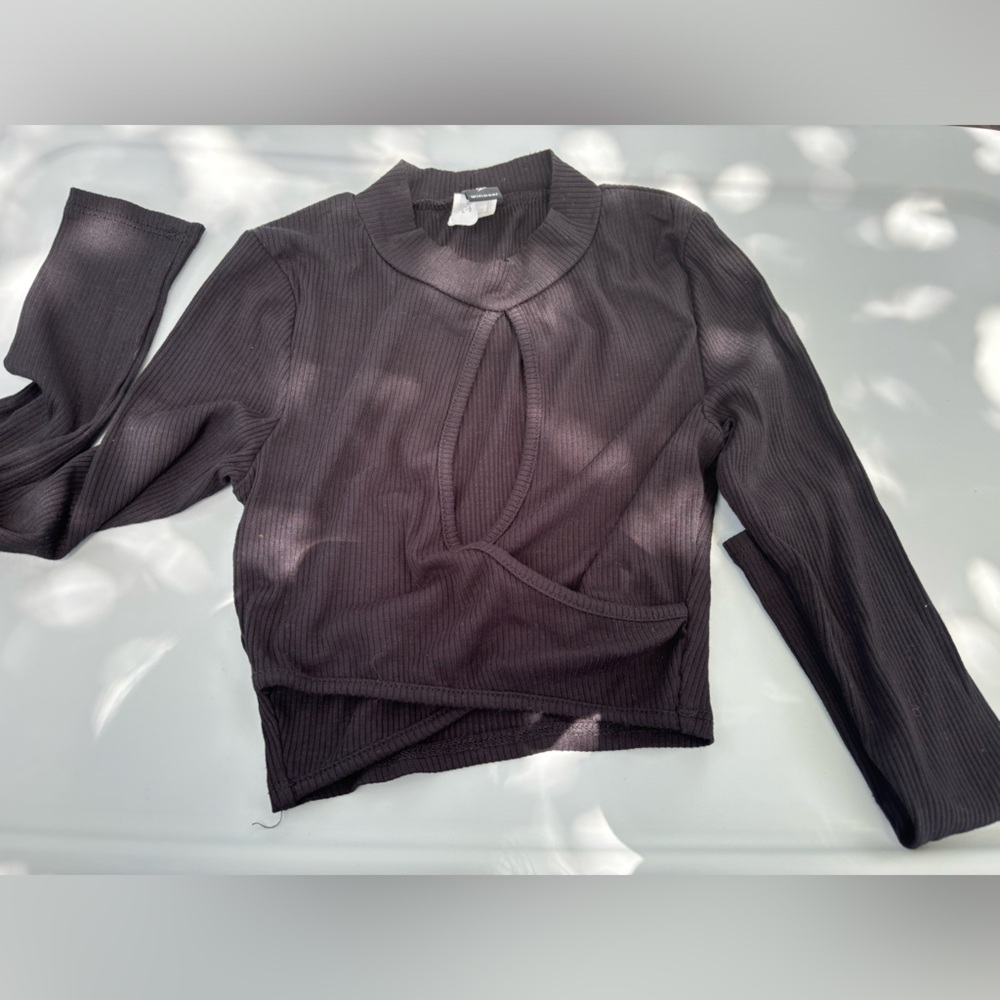 Black Windsor Cropped Long Sleeve 🖤